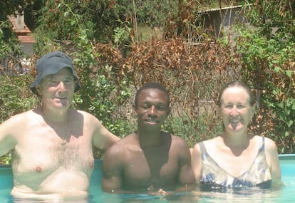 Ousman, con su familia adoptiva barcelonesa en 2005.