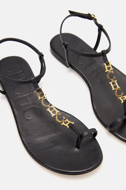 El empeine con una cadena de “CH” metálicas en color dorado cobrará todo el protagonismo gracias a las sandalias de piel de CH Carolina Herrera que se completan con una tira de cuero para el dedo gordo de pie y una pulsera para el tobillo.