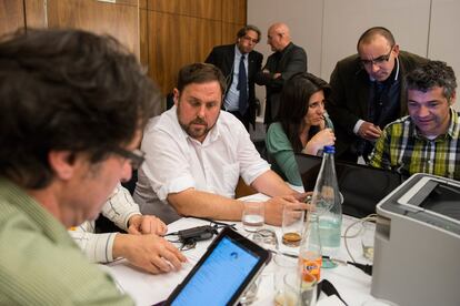 Oriol Junqueras (centro de la imagen), cabeza de lista de ERC, sigue el escrutinio con miembros de la ejecutiva del partido.