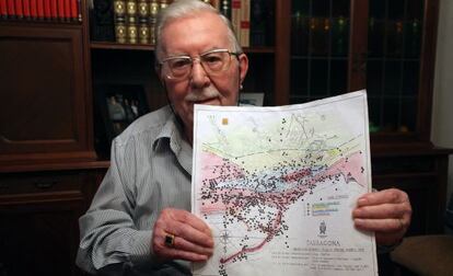Manuel Jacobo García muestra el mapa realizado a partir de sus anotaciones.
