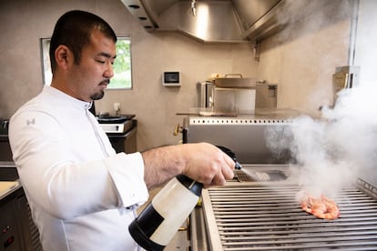 Maeda preparando unas gambas en la parrilla de Txispa.