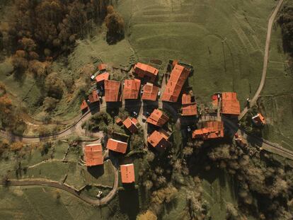 Vista aérea de un pueblo en Cantabria.