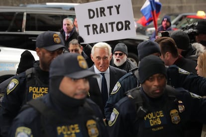 El exasesor de Trump Roger Stone a su llegada al Palacio de Justicia de EE UU de Prettyman, donde se enfrenta a un juicio acusado de cargos de obstrucción a la justicia, manipulación de testigos y declaraciones falsas, en el marco de la investigación sobre la presunta injerencia rusa en las elecciones presidenciales de 2016.