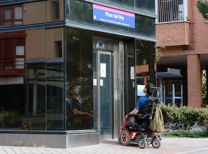 Un hombre en silla de ruedas accede al metro de Madrid.