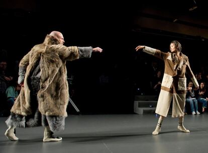 Etxeberria ha echado la vista atrás para revisar su colección 2013 París, Berlín, Moscú -exclusivamente de abrigos-, con la que consiguió formar parte de los estilismos de la película 'Los juegos del hambre'. 