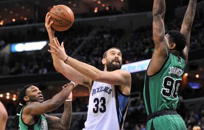 Marc Gasol, entre Crowder y Johnson.