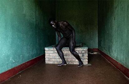 Esta imagen, tomada por el español José Cendón para la agencia France-Presse, ha sido reconocida como la mejor fotografía de historias contemporáneas. Muestra a un enfermo psiquiátrico de un hospital de Burundi.