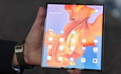 Vodafone conecta a un móvil Huawei Mate X a su red 5G en Barcelona.