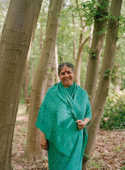 La obsesión de Vandana Shiva (Dehradun, India, 1952), física y filósofa, empezó en 1984, cuando explotó una fábrica de pesticidas en Bhopal matando a miles de personas. A partir de esa experiencia, decidió crear los bancos de semillas (tiene más de 120 en la actualidad) “para rescatarlas, conservarlas y potenciar la agricultura ecológica” frente a multinacionales químicas como Monsanto, “que tratan de privatizar y controlar lo que comemos”. Shiva fue pionera en la lucha contra los alimentos transgénicos: “Es falso que sirvan para alimentar el mundo. Las grandes corporaciones de la agricultura solo piensan en los beneficios y agravan la malnutrición y el hambre”, asegura.