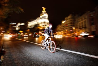 Roi Agulla es un jugador asiduo de  bike-polo. Todos los domingos, a las 17.00, queda en la calle Arganda con un grupo de amigos para disputar un partido. Si quieres participar: www.simplifika.tk