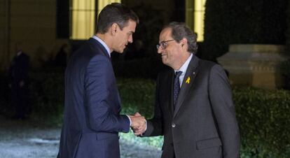 Pedro Sanchez i Quim Torra se saluden abans de la reunió, aquest dijous.