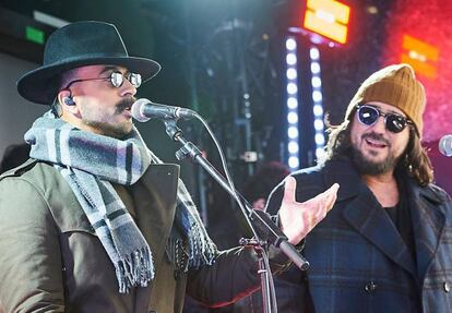 Luis Fonsi y Antonio Orozco camuflados para su concierto sorpresa celebrado este lunes en una plaza de Madrid. 