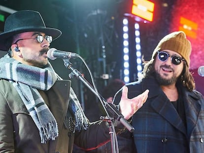 Luis Fonsi y Antonio Orozco camuflados para su concierto sorpresa celebrado este lunes en una plaza de Madrid. 