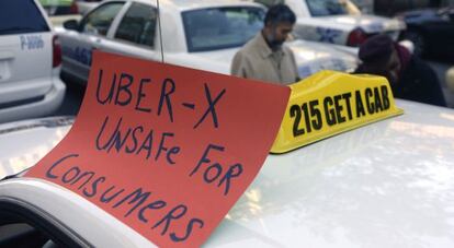 Protesta de taxistas contra la aplicación Uber en Philadelphia, EE UU.