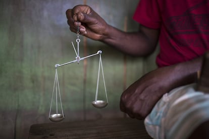 Um garimpeiro pesa diamantes em Areinha (MG), uma região de difícil acesso, onde milhares de garimpeiros ainda sobrevivem com suas famílias.