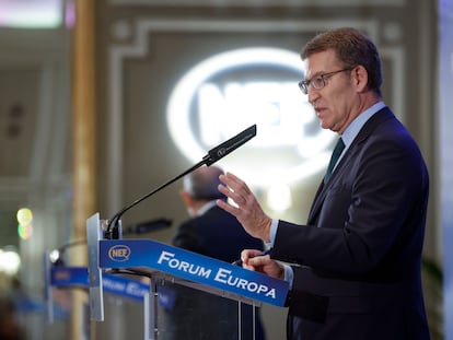 El presidente del PP, Alberto Núñez Feijóo, durante el desayuno informativo organizado por Nueva Economía Fórum este lunes, en un hotel madrileño.