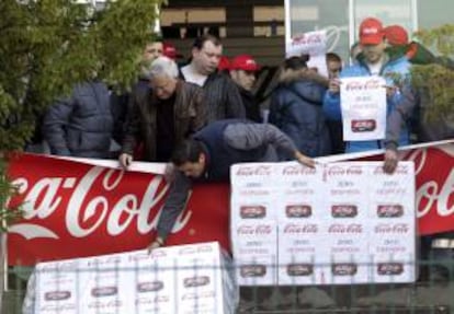 Varios trabajadores de la embotelladora de Coca-Cola en Colloto (Asturias), durante una concentración organizada frente a las puertas de la instalación. EFE/Archivo