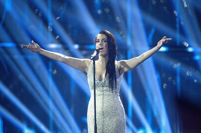 La cantante espa&ntilde;ola Ruth Lorenzo interpreta la canci&oacute;n &#039;Dancing in the rain&#039; en el Festival de Eurovisi&oacute;n.