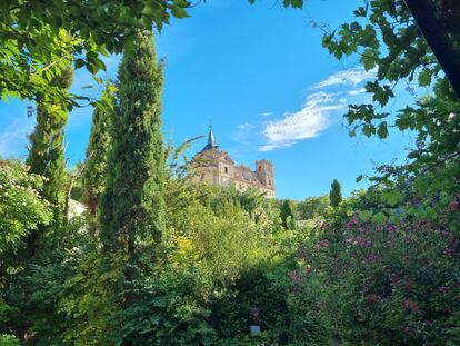 El jardín alquímico de Uclés (Cuenca) con el monasterio de fondo.