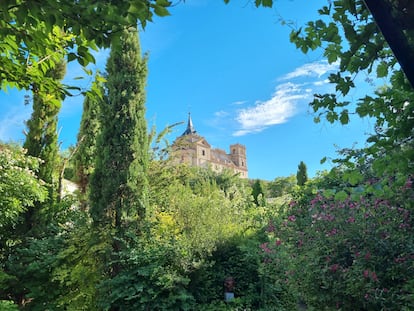 El jardín alquímico de Uclés (Cuenca) con el monasterio de fondo.