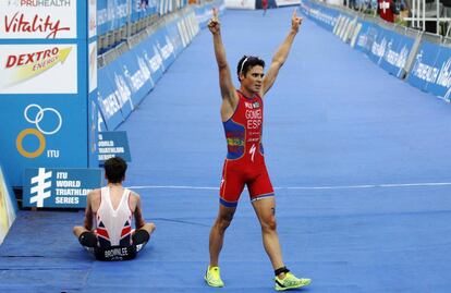 Spain's Xavier Gomez beats Britain's Jonathan Brownlee to win the men's race in the ITU World Triathlon Series, at Hyde Park in London September 15, 2013. REUTERS/Luke MacGregor (BRITAIN - Tags: SPORT TRIATHLON)