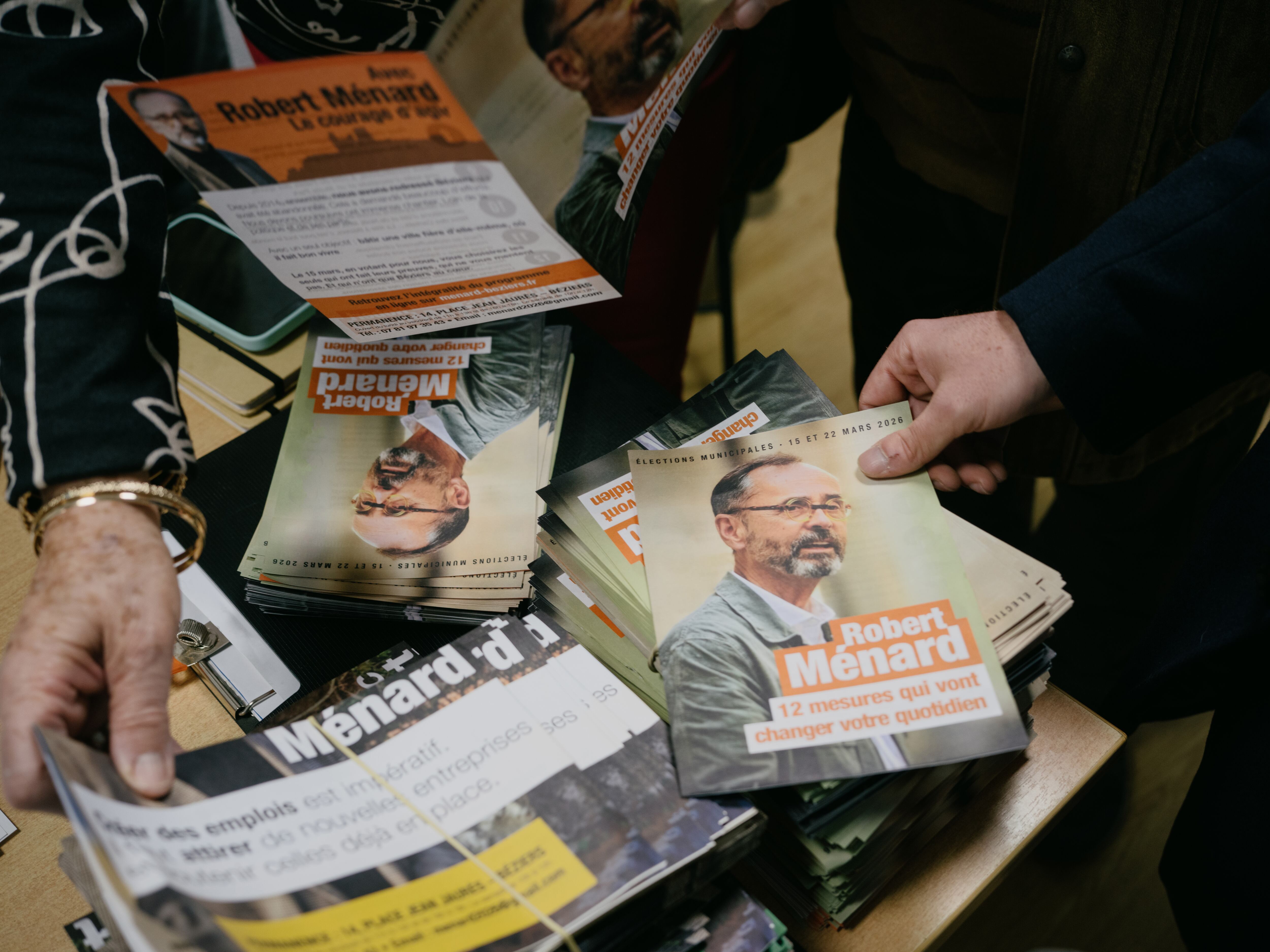 Voluntarios en la oficina de campaña del actual alcalde de Béziers, Robert Ménard, ordenan folletos de propaganda.