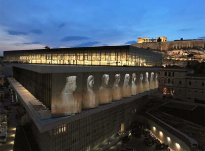 Una vista del nuevo Museo de la Acrópolis, con el Partenón al fondo, durante los ensayos de los actos de inaguración del edificio.