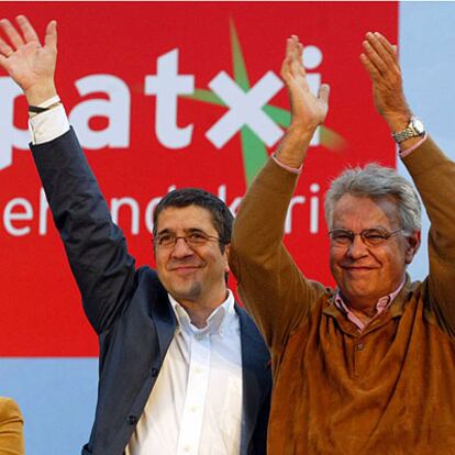 El candidato a <i>lehendakari</i> del PSE-EE, Patxi López, junto al ex presidente Felipe González en Santurtzi.