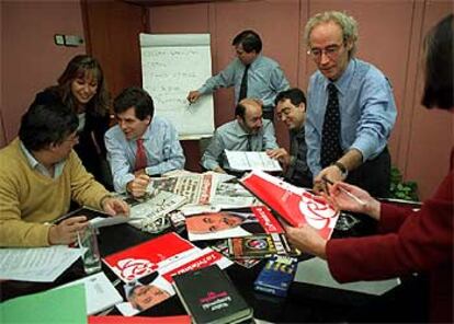 Trinidad Jiménez, José Enrique Serrano, tercero por la izquierda, Rubalcaba y Ciscar, entre otros, en 2000.