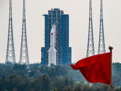 El cohete Larga Marcha 5B, que transporta en su interior el módulo Mengtian, este lunes antes de su despegue en la base de lanzamiento de Wenchang, en la provincia sureña de Hainan (China).