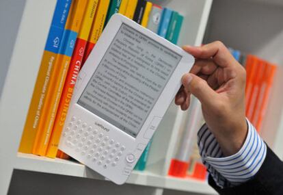 Vista de un libro electrónico en una estantería antes de la inauguración de la Feria del Libro de Fráncfort (Alemania), en 2009.