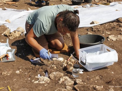 Un arqueólogo trabaja en las excavaciones de Castillejos de Alcorrín (Málaga).