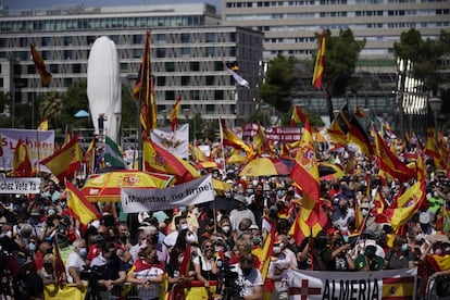 Miles de personas durante la concentración, este domingo en la plaza de Colón. La protesta, convocada por la plataforma Unión 78, se celebra dos años después de la foto de Colón, cuando los partidos de la derecha se reunieron para protestar contra la figura de un relator en la mesa de diálogo con Cataluña.