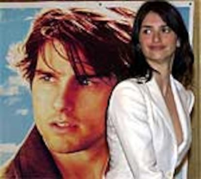 Penélope Cruz junto al cartel de <i>Vanilla sky</i>.