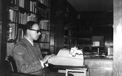 El sacerdote y escritor José Luis Martín Vigil, en el despacho de su domicilio en el barrio de Salamanca, de Madrid, en los años setenta.