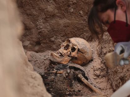 19/05/21. (DVD 1054) Trabajos de exhumacion de la fosa comun anexa al cementerio de Almagro, en Ciudad Real, donde fueron fusiladas 28 personas y ahora se estan recuperando sus restos. Jaime Villanueva.