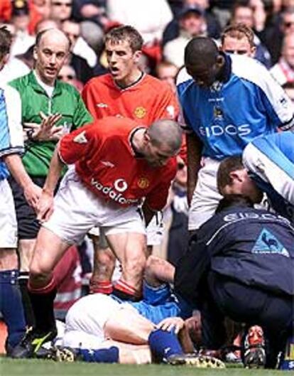 Roy Keane increpa a Haaland tras lesionarle a propósito.