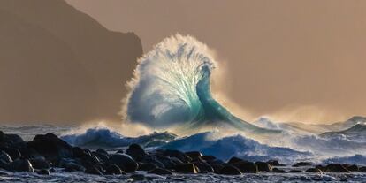 'The Wave'. El fotógrafo estadounidense Elliot Mcgucken capturó el momento exacto en el que una ola rompía contra las rocas en la costa de Kauai, en Hawái. Los espectaculares acantilados y pináculos de esta isla han sido el telón de fondo de importantes películas de Hollywood.