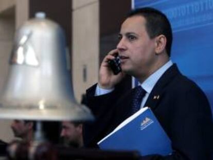 El director de la Bolsa de Egipto, Mohamed Omran, durante la ceremonia de apertura de la jornada en el nuevo edificio de la bolsa de Egipto, en El Cairo. EFE/Archivo