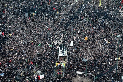 Una multitud se reúne en la ciudad iraní de Mashhad para rendir homenaje al general Qasem Soleimani.