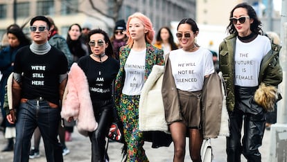 Un grupo de blogueros (Bryan Boy, Tina Craig, Irene Kim, Aimee Song y Chriselle Lim) posaron antes del desfile de 3.1 Phillip Lim con camisetas plagadas de mensajes políticos: "Soy inmigrante", "No seremos silenciados" o "El futuro es femenino", entre otros.