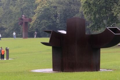 Visitantes en el museo Chillida-Leku, en Hernani.