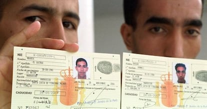 Una imagen de archivo de dos refugiados saharauis en Gran Canaria.