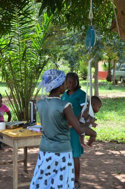 Un grupo de sanitarias trabajan en un puesto temporal de pesaje de bebés, en una comunidad en Ghana.