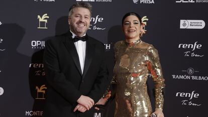 Los periodistas y presentadores de la gala Aimar Bretos y Nerea Pérez de las Heras posa para los medios antes de la gala.