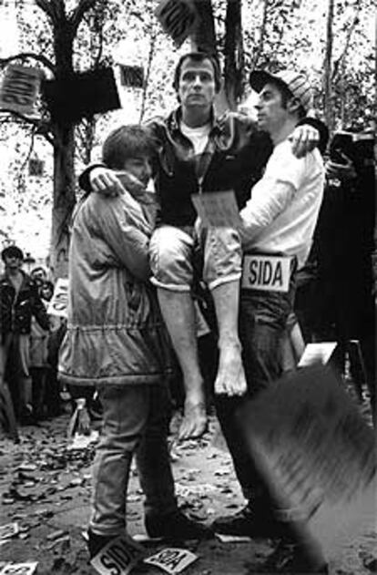 Pepe Espaliú, trasladado en brazos por una cadena humana durante la acción 'Carrying', en 1992.