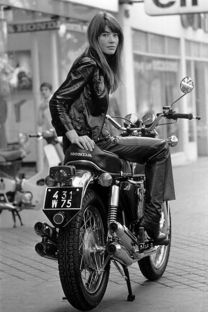 Chaqueta y pantalón de cuero. Françoise Hardy convierte la letal combinación en un look chic.