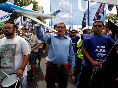 Decenas de trabajadores aeronáuticos se manifiestan contra las compañías 'low cost' en Argentina.