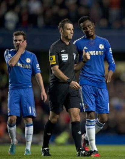 Obi Mikel, junto al árbitro Mark Clattenburg, durante el partido ante el Manchester United en el que fue expulsado