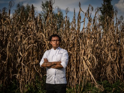 El chef mexicano Xchel González visita una chinampa en Xochimilco, Ciudad de México.